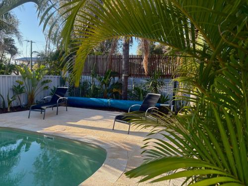 卡尔巴里Manta Stays Resort-Style Tropical Oasis的带椅子的露台和游泳池