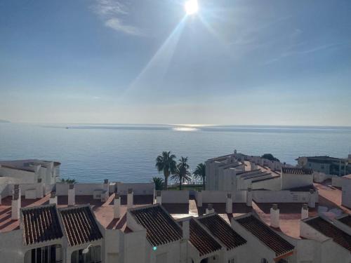 ¡A un paso de peatonal del Balcón de Europa!