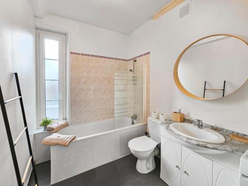 une salle de bain avec un lavabo, des toilettes et un miroir dans l'établissement Entre Polyclinique et Gare Wi-Fi, à Caen