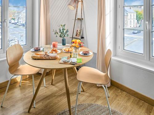 une table avec de la nourriture dessus dans une pièce avec une fenêtre dans l'établissement Entre Polyclinique et Gare Wi-Fi, à Caen