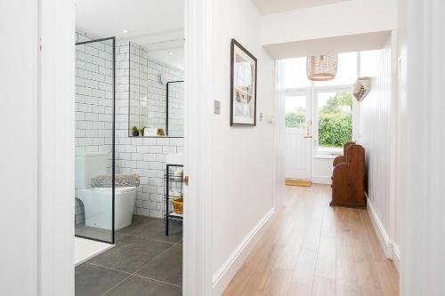 Un baño con inodoro y ducha de cristal. en Ty Perci Penrhiw, en Dinas