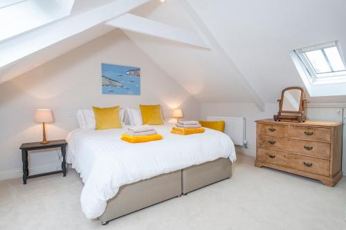 Un dormitorio con una cama grande con almohadas amarillas. en Welford, en Newport