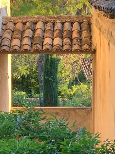 Authentiek huis op 5 km van Uzes met prachtig uitzicht en terras met jacuzzi