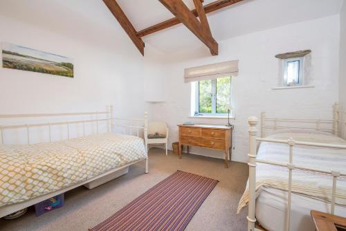 Ένα ή περισσότερα κρεβάτια σε δωμάτιο στο Long Barn