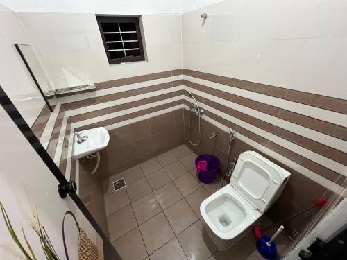 バルカラにあるPhoenix homestayのトイレと洗面台付きのバスルーム
