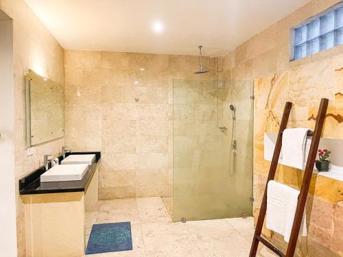 Ένα μπάνιο στο Blue Salt Villa