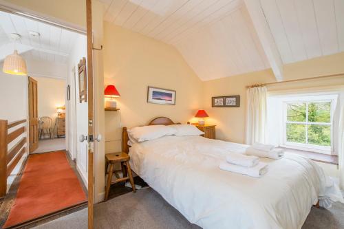 een slaapkamer met een groot bed met handdoeken erop bij Ty Canol in Goodwick