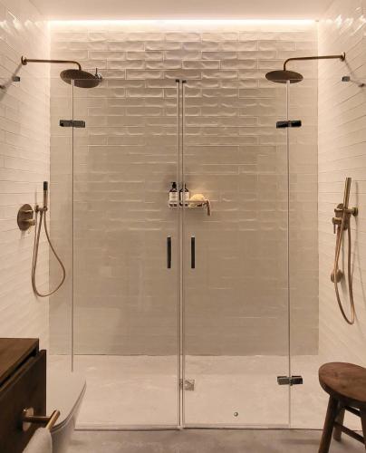 a shower with a glass door in a bathroom at La casa nido in Torrejón el Rubio