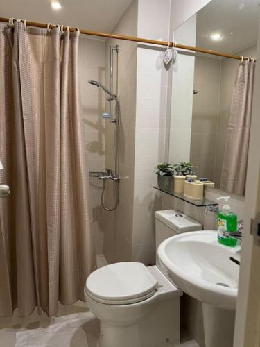 un bagno con WC, lavandino e doccia di Dwell a Manila