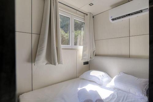 Postel nebo postele na pokoji v ubytování Tiny-house atypique, 4 personnes, Saint-Didier