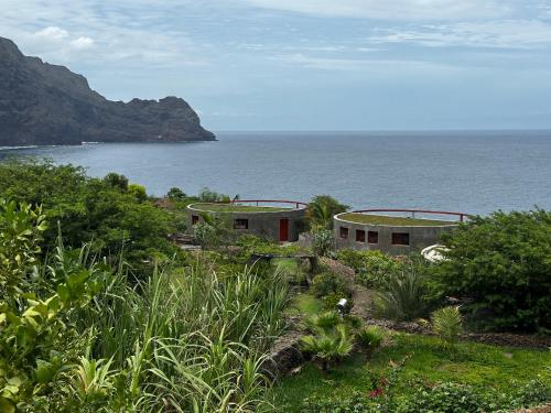 una casa su una collina vicino all'oceano di Palmeira Da Cruz EcoLodge a Chã da Igreja