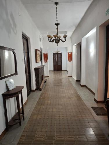 an empty hallway with a chandelier in a building at Posada Nocenta Pisetta in Chilecito