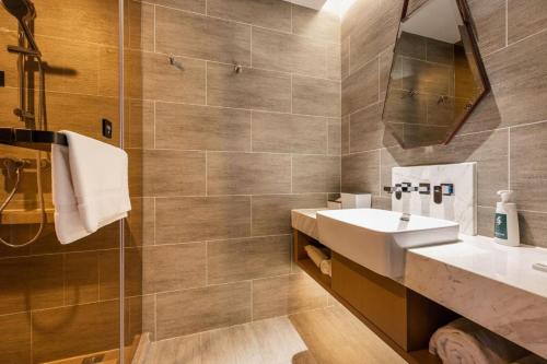 a bathroom with a sink and a shower at Atour Hotel (Xi'an Xiaozhainan, Qujiang Convention and Exhibition Center) in Xi'an
