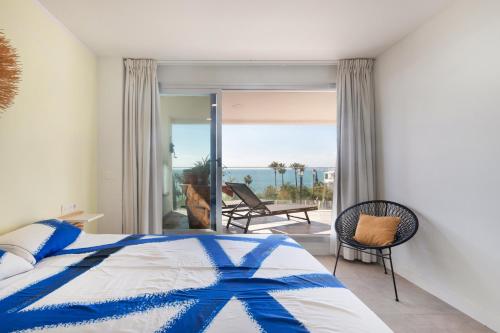 Un dormitorio con una cama y vista al mar. en Seaview apartment Alba, en Torrequebrada
