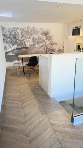 une salle à manger avec une table et un tableau au mur dans l'établissement Appartement climatisé 2 chambres Centre historique, à Aix-en-Provence
