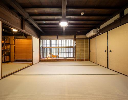 a large room with a large floor of white mats at つなぐ古民家 in Kaizuka