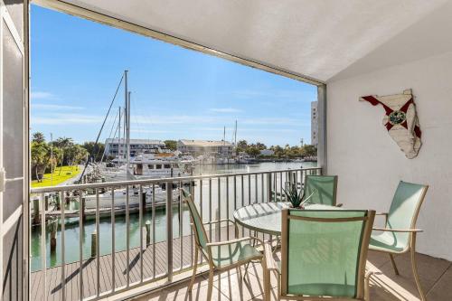 Balkoni atau teres di Bonefish Yacht Club