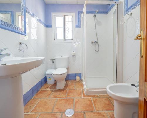 a bathroom with a toilet and a shower and a sink at Cubo's Casa Rural Huertas Viejas High Privacy in Coín