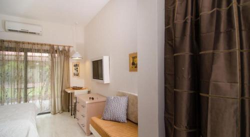 Postel nebo postele na pokoji v ubytování Ashdot Yaacov Ichud Kibbutz Country Lodging