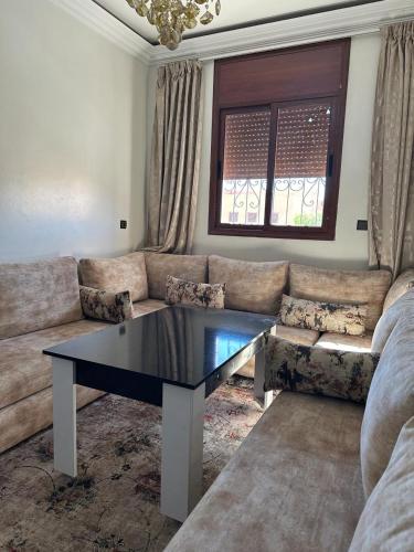 a living room with a couch and a table at Résidence Jannat in Ouarzazate