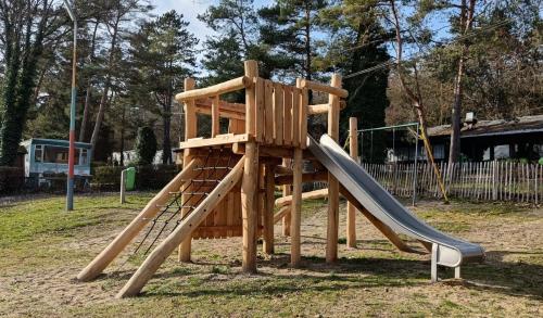 Herní místnost nebo prostor pro děti v ubytování Camping le Roptai