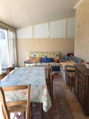 une chambre avec deux lits, une table et des chaises dans l'établissement Maison spacieuse à Saint-Jacques-des-Blats avec jardin, à Saint-Jacques-des-Blats