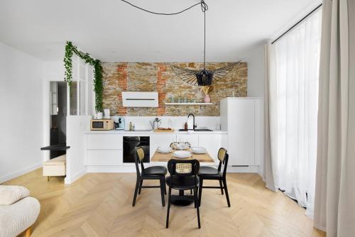 une cuisine et une salle à manger avec une table et des chaises dans l'établissement Exlusivité - Cocoon & Erdre - Joli T2 Cosy, à Nantes