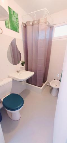 une salle de bain avec toilettes, lavabo et douche dans l'établissement Le bord 2 mer - Draps et ménage inclus, au Barcarès