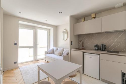 Il comprend une cuisine et un salon avec une table. dans l'établissement Studio with sleeping area for 4, Saint-Didier, à Saint-Didier-au-Mont-dʼOr