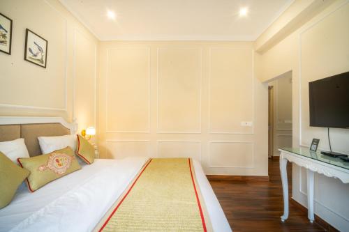a bedroom with a large bed with a tv on the wall at Marten's Wilderness Retreat in Lansdowne
