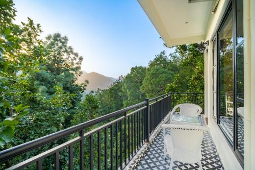 a balcony with a chair and a view of the mountains at Marten's Wilderness Retreat in Lansdowne