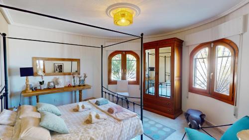a bedroom with a bed and a couch in a room at Villa Marqués in Ciudad Quesada