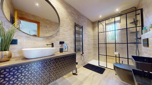 a bathroom with a sink and a mirror at Villa Marqués in Ciudad Quesada