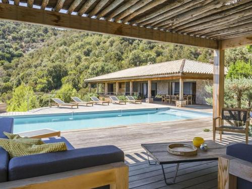 une villa avec piscine et une maison dans l'établissement Villa Palombaggia, à Porto-Vecchio