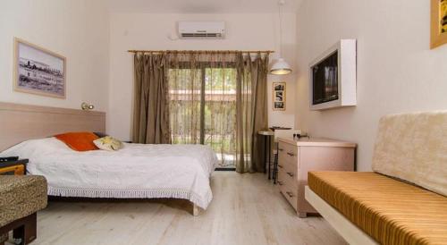 Postel nebo postele na pokoji v ubytování Ashdot Yaacov Ichud Kibbutz Country Lodging