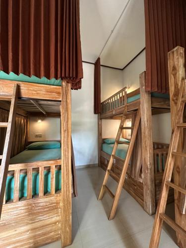 a couple of bunk beds in a room at Lembongan Hostel in Nusa Lembongan