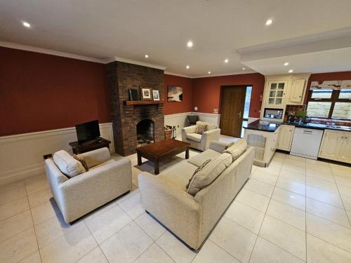 Гостиная зона в 7 Clos Na Feirme Four Bedroom House With Hot Tub