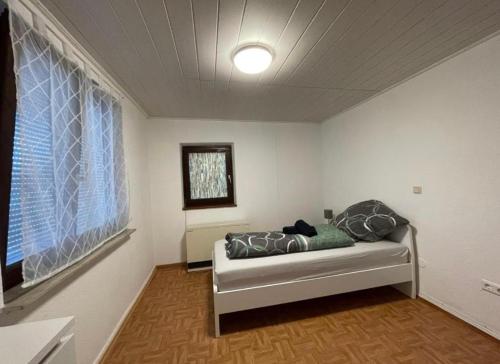 a room with a couch in a room with a window at LOW BUDGET Wohnungen für Monteure in Hohenstadt Smart TV, Wifi, Parking in Hohenstadt