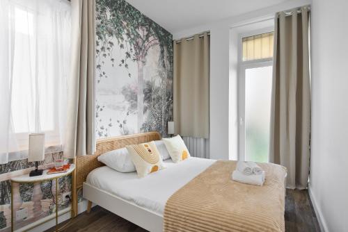 une chambre avec un lit et une grande fenêtre dans l'établissement Exlusivité - Cocoon & Erdre - Joli T2 Cosy, à Nantes