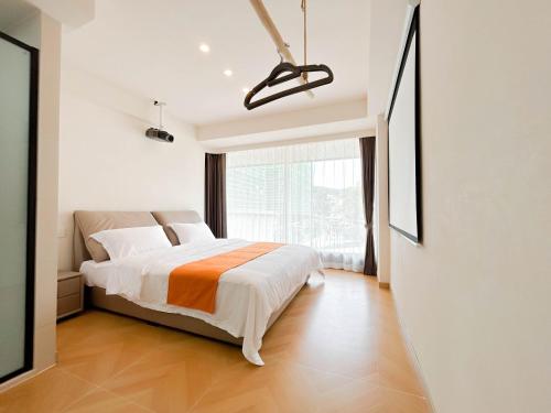 a bedroom with a bed and a large window at 西湖柒涧锦月民宿 Lakeside Moon Retreat in Hangzhou