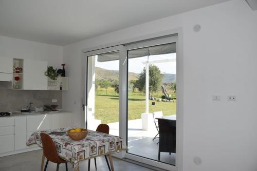 a kitchen and dining room with a table at I Secolari di Giulia 2 in Avola