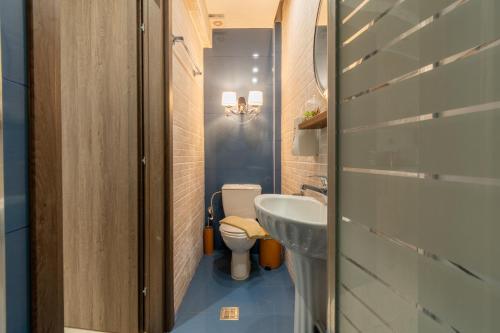 Un baño pequeño con inodoro y lavabo. en Crystal House, en Neos Marmaras