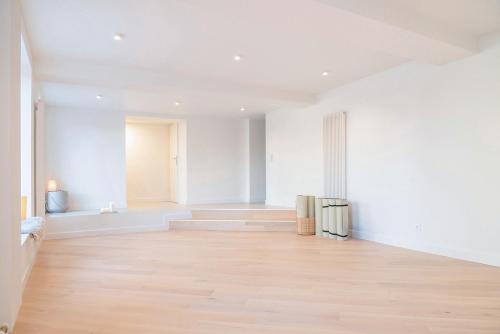 an empty room with white walls and wood floors at Spa Górka in Szklarska Poręba