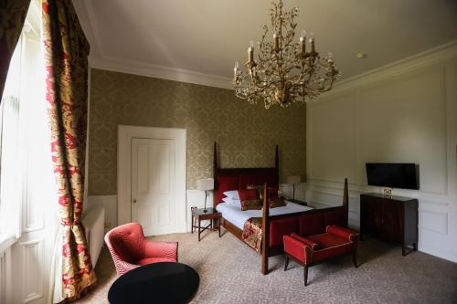 TV a/nebo společenská místnost v ubytování Albrighton Hall Hotel and Spa, a member of Radisson Individuals