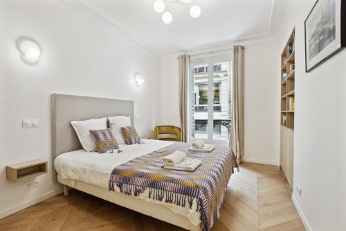 une chambre avec un lit et une fenêtre dans l'établissement 270 Suite Haute - Superb apartment in Paris., à Paris
