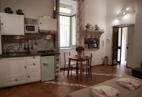 サレルノにあるIcon Livingのテーブルとダイニングルームのあるキッチン