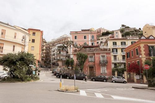 サレルノにあるIcon Livingの停止標識と建物のある街道