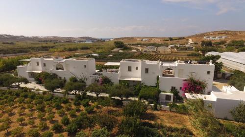 una vista aérea de una villa con casas blancas en Marili Apartments Studios, en Parasporos