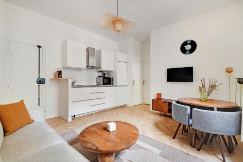 un salon avec un canapé et une table dans l'établissement Pick A Flat's Apartment in Bastille - Rue Mornay, à Paris