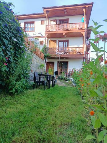 Taman di luar Manzara Konak Otel